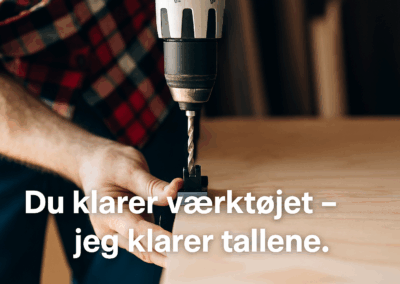 Nærbillede af håndværker i ternet skjorte, der bruger en boremaskine. Tekst på billedet: "Du klarer værktøjet – jeg klarer tallene"